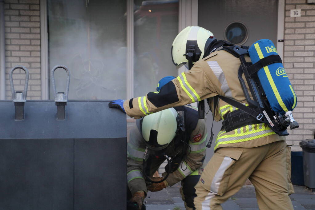 Brandweer blust brandende container