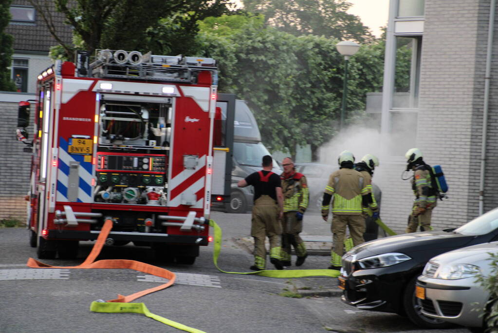 Brandweer blust brandende container