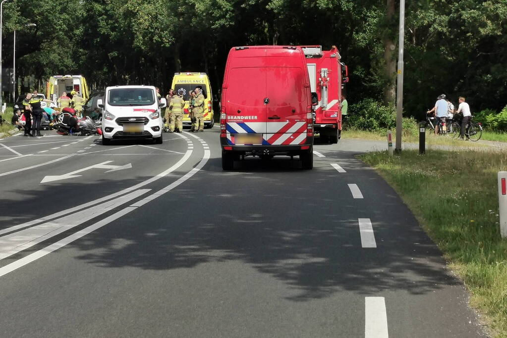 Ongeval tussen voertuigen en motoren