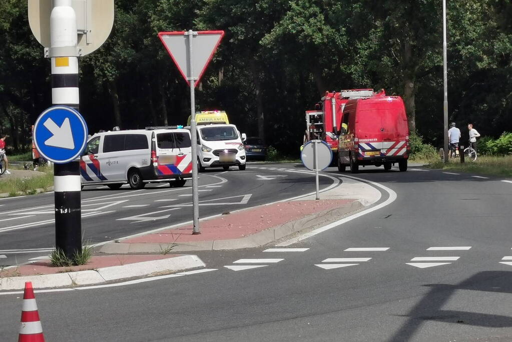 Ongeval tussen voertuigen en motoren