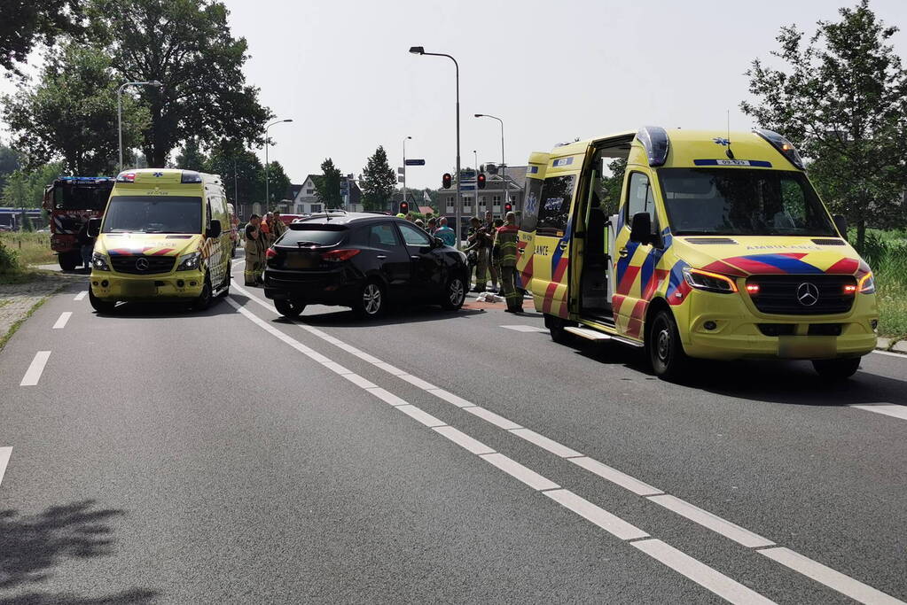 Ongeval tussen voertuigen en motoren