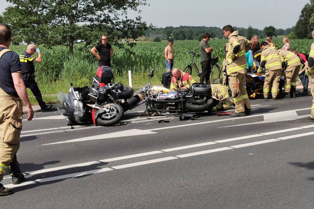 Ongeval tussen voertuigen en motoren