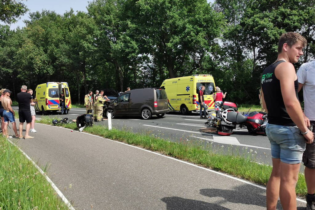 Ongeval tussen voertuigen en motoren