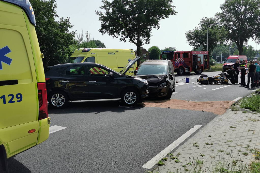 Ongeval tussen voertuigen en motoren