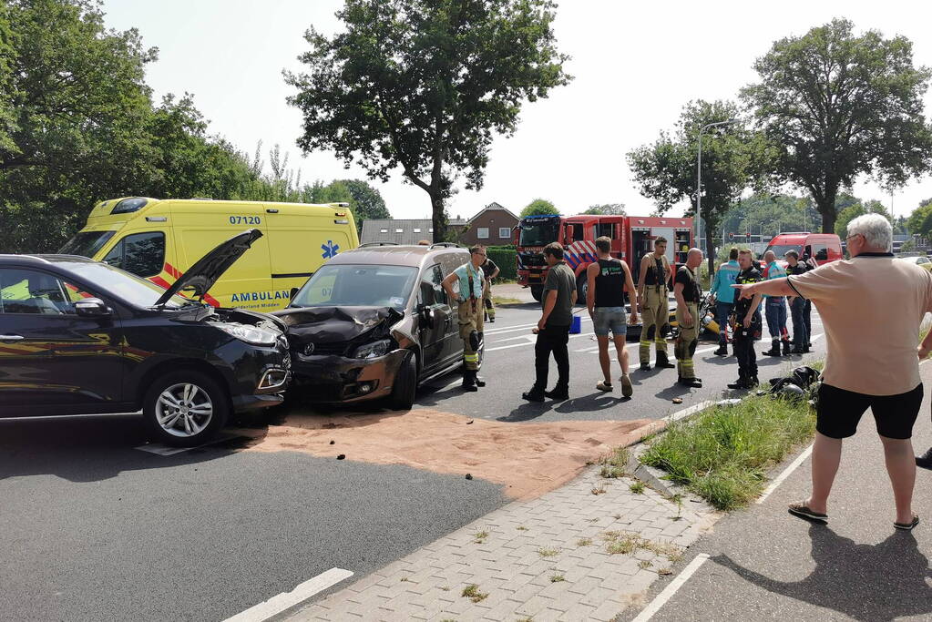 Ongeval tussen voertuigen en motoren