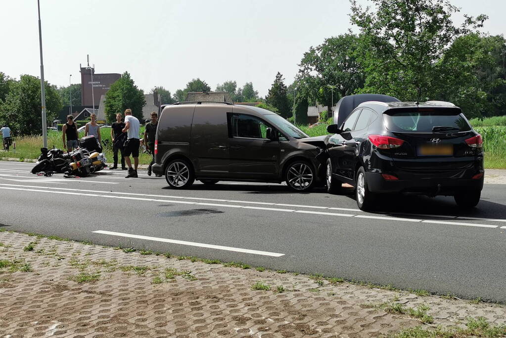 Ongeval tussen voertuigen en motoren