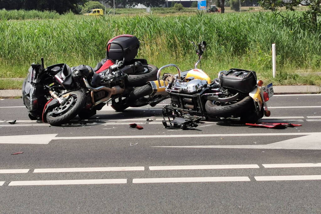 Ongeval tussen voertuigen en motoren