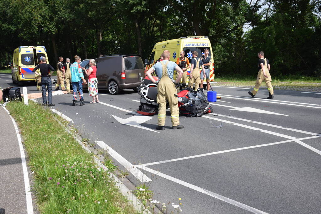 Ongeval tussen voertuigen en motoren