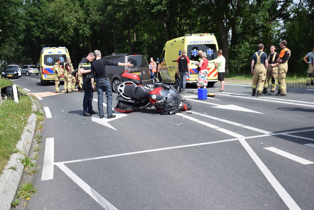 Ongeval tussen voertuigen en motoren