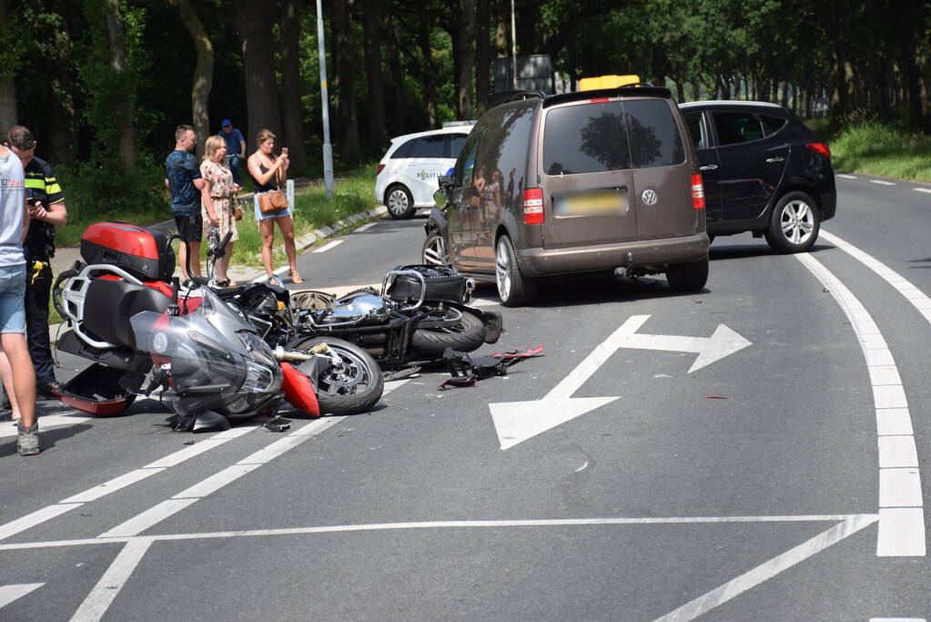 Ongeval tussen voertuigen en motoren