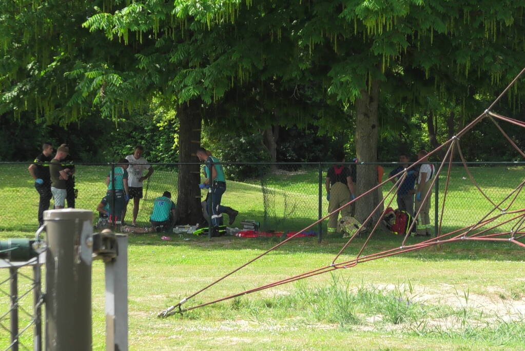 Kind ernstig gewond na val uit boom