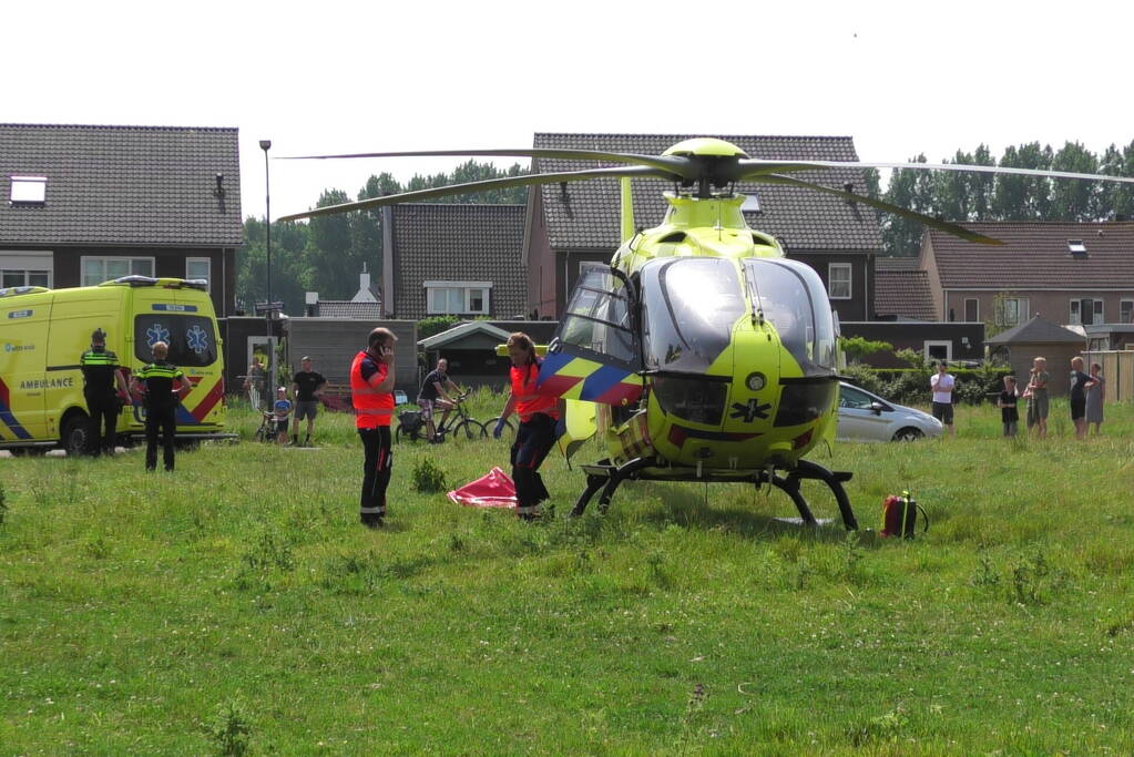 Kind ernstig gewond na val uit boom