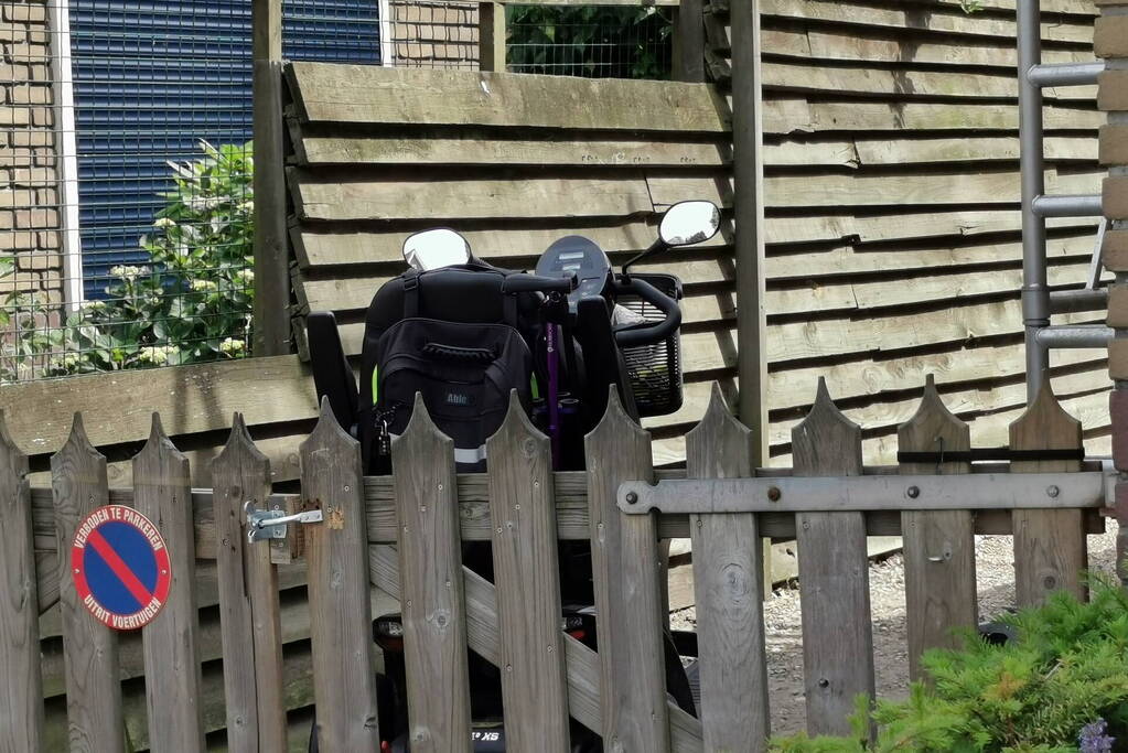 Persoon gewond na val met scootmobiel