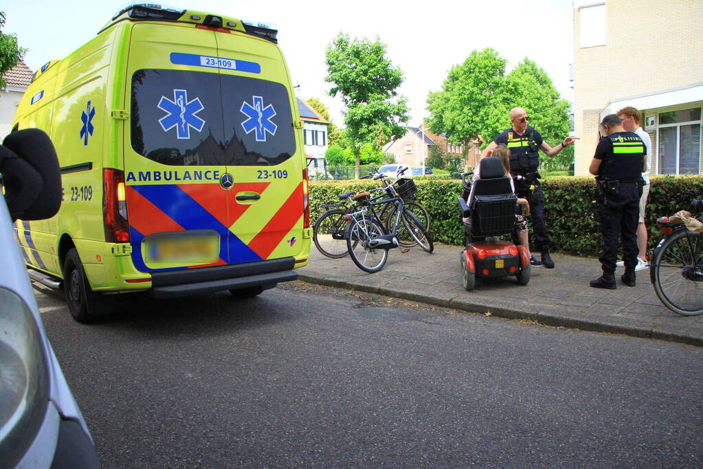 Fietser en bestuurster scootmobiel in botsing