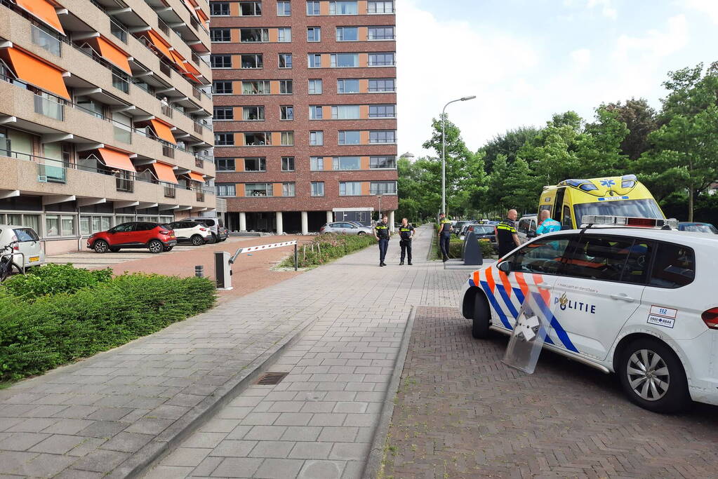 Persoon met verward gedrag gooit spullen van flat