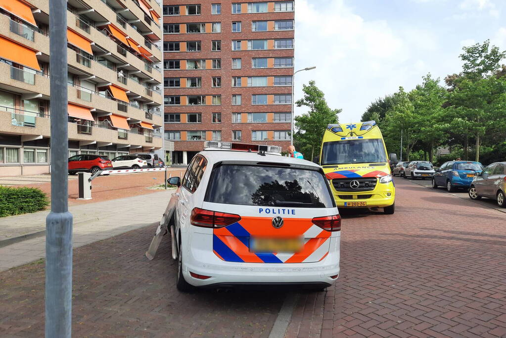 Persoon met verward gedrag gooit spullen van flat