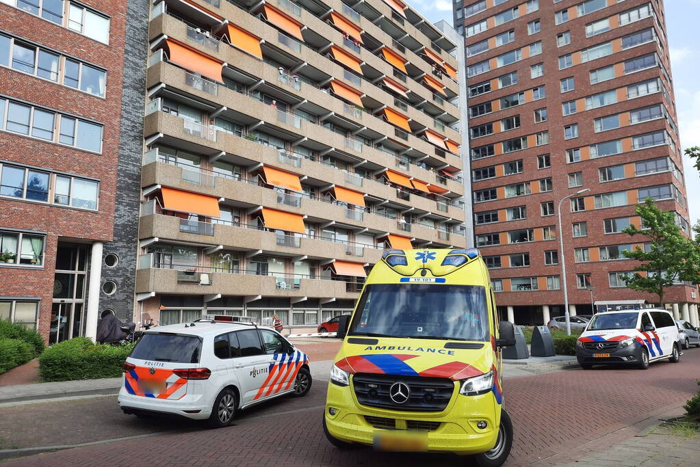 Persoon met verward gedrag gooit spullen van flat