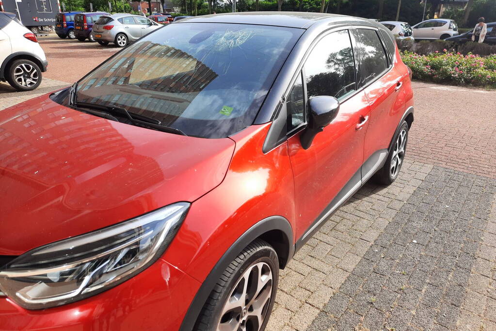 Persoon met verward gedrag gooit spullen van flat