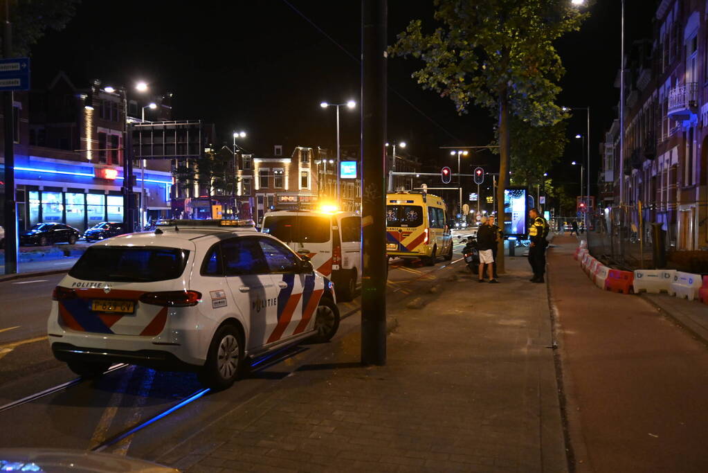 Man op straat in arm gestoken