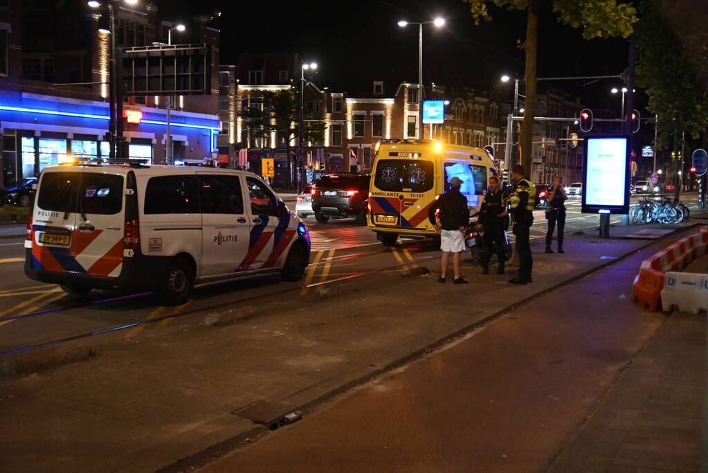 Man op straat in arm gestoken