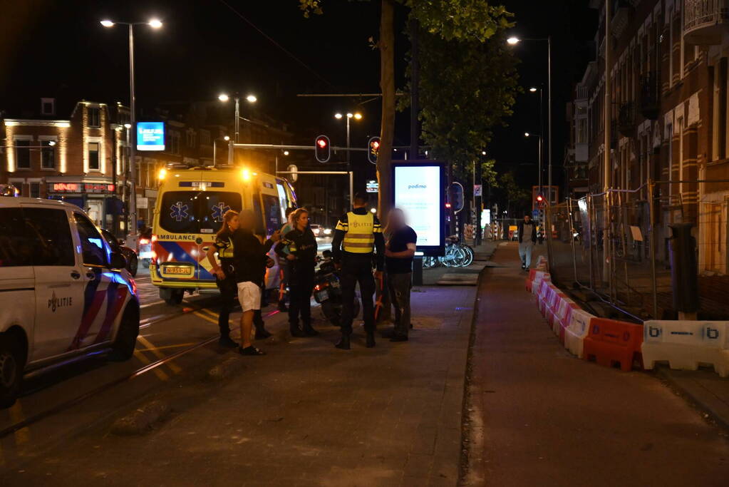 Man op straat in arm gestoken