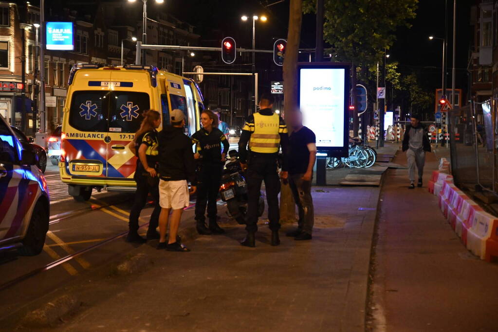 Man op straat in arm gestoken