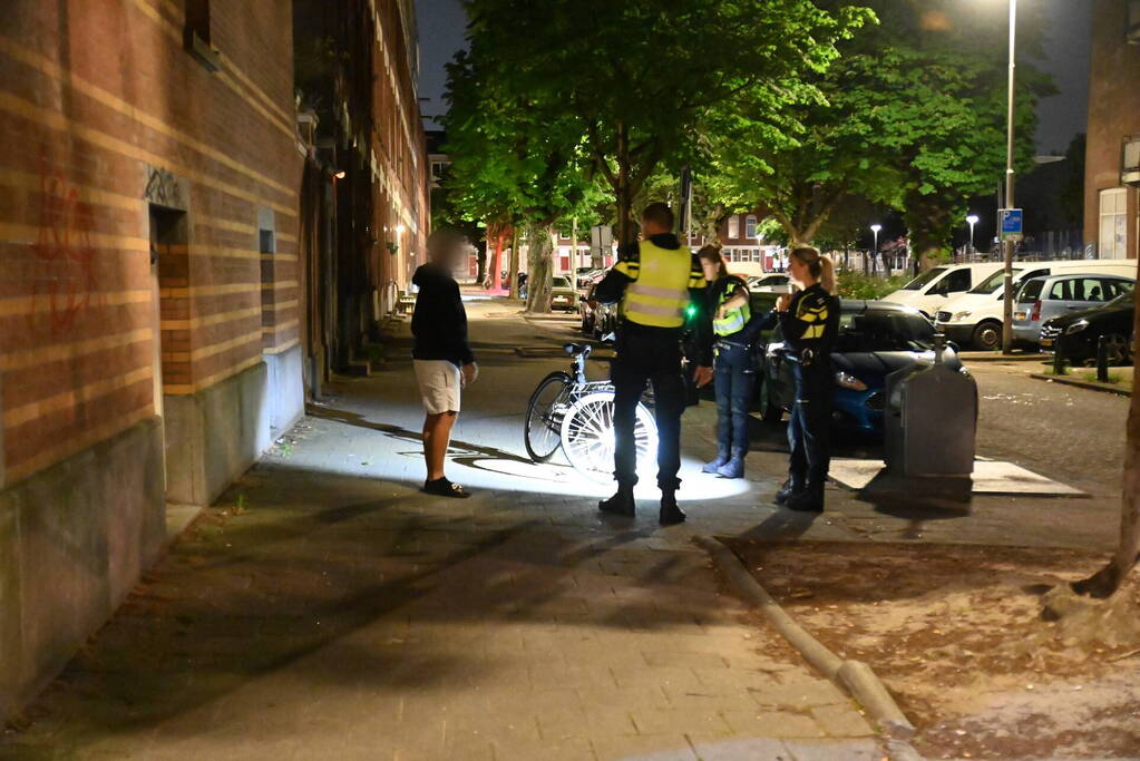 Man op straat in arm gestoken