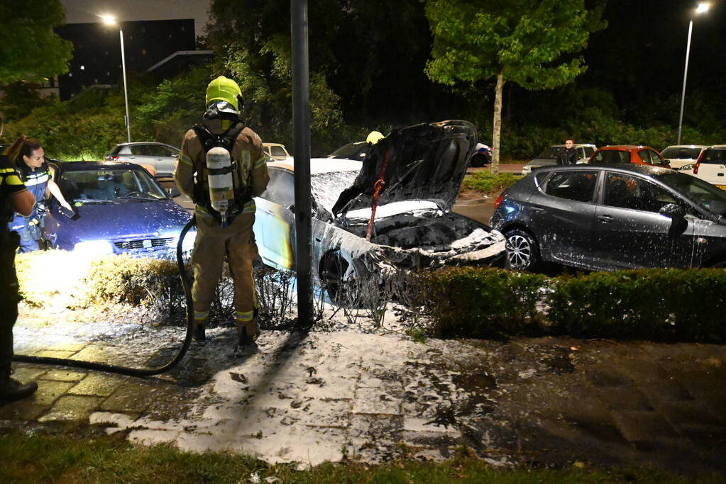 Autobrand op parkeerplaats bij metrostation