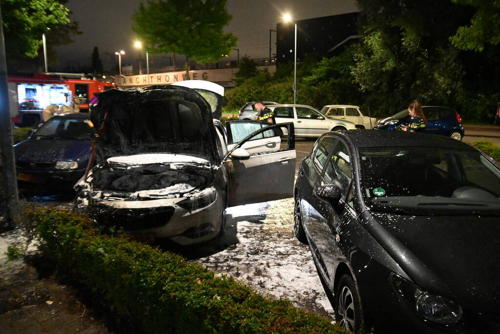 Autobrand op parkeerplaats bij metrostation