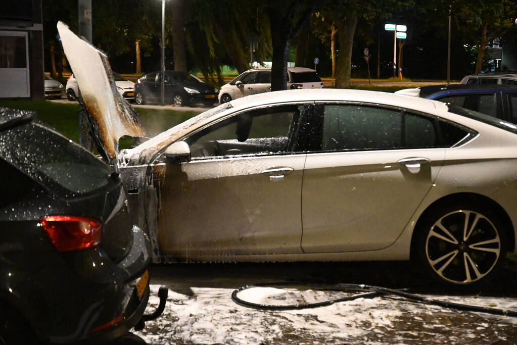 Autobrand op parkeerplaats bij metrostation