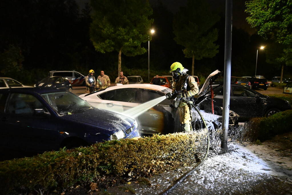 Autobrand op parkeerplaats bij metrostation