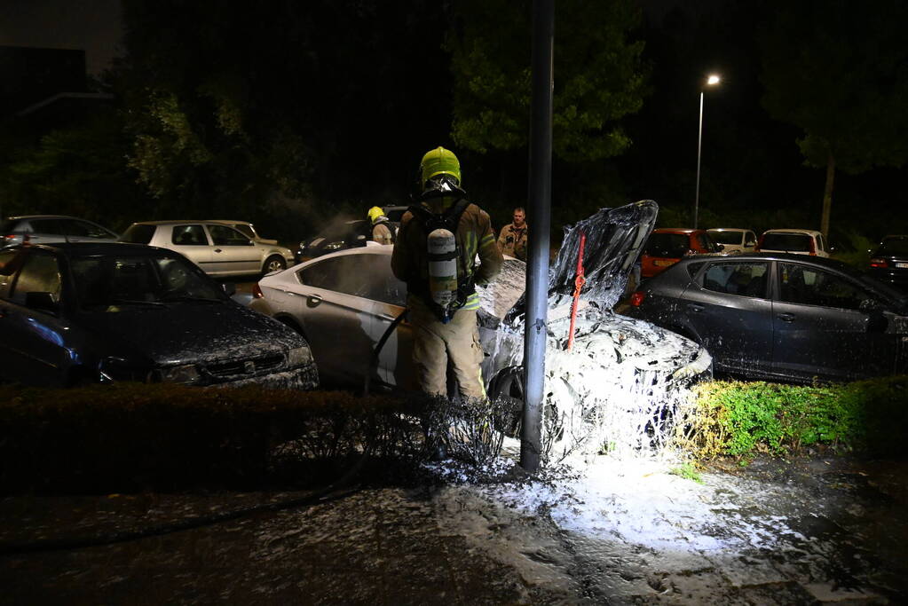 Autobrand op parkeerplaats bij metrostation