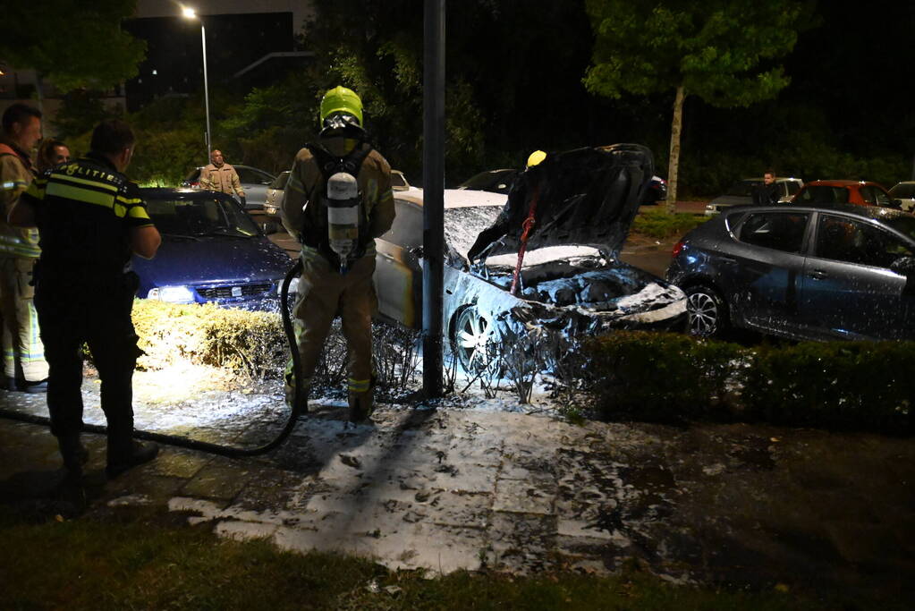 Autobrand op parkeerplaats bij metrostation