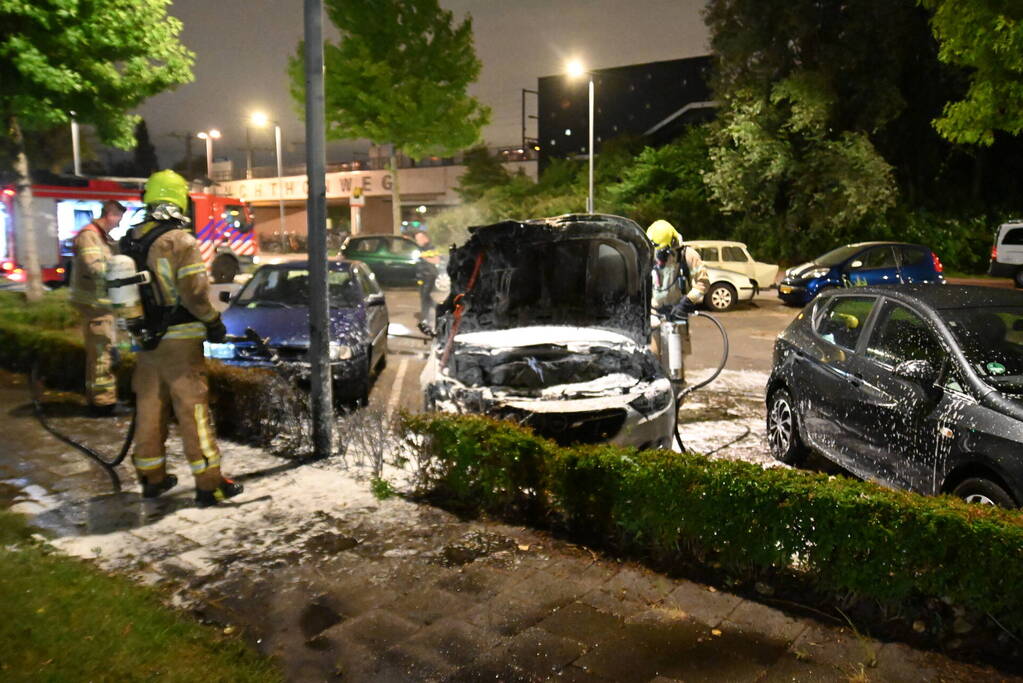 Autobrand op parkeerplaats bij metrostation