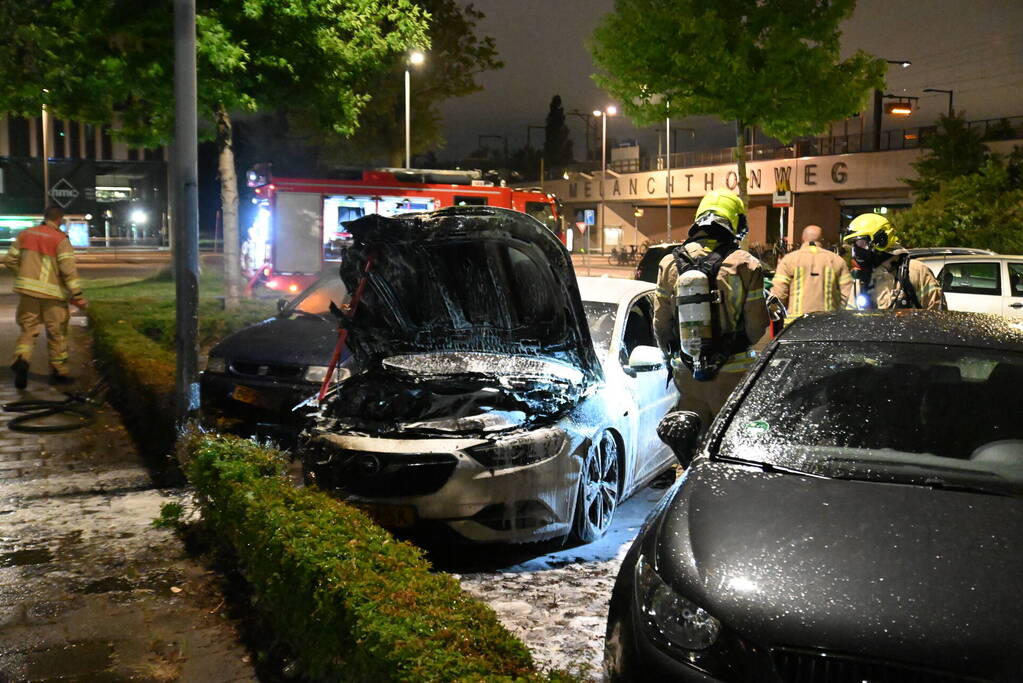Autobrand op parkeerplaats bij metrostation