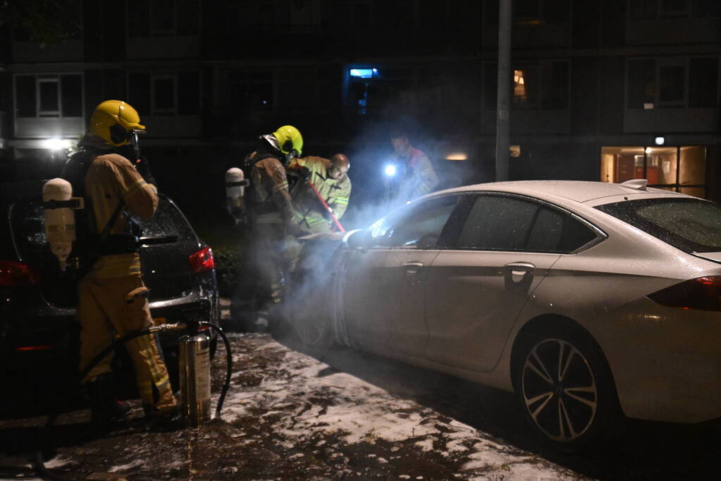 Autobrand op parkeerplaats bij metrostation