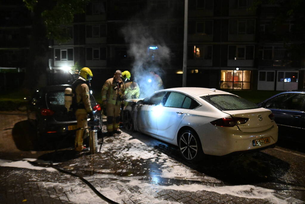 Autobrand op parkeerplaats bij metrostation