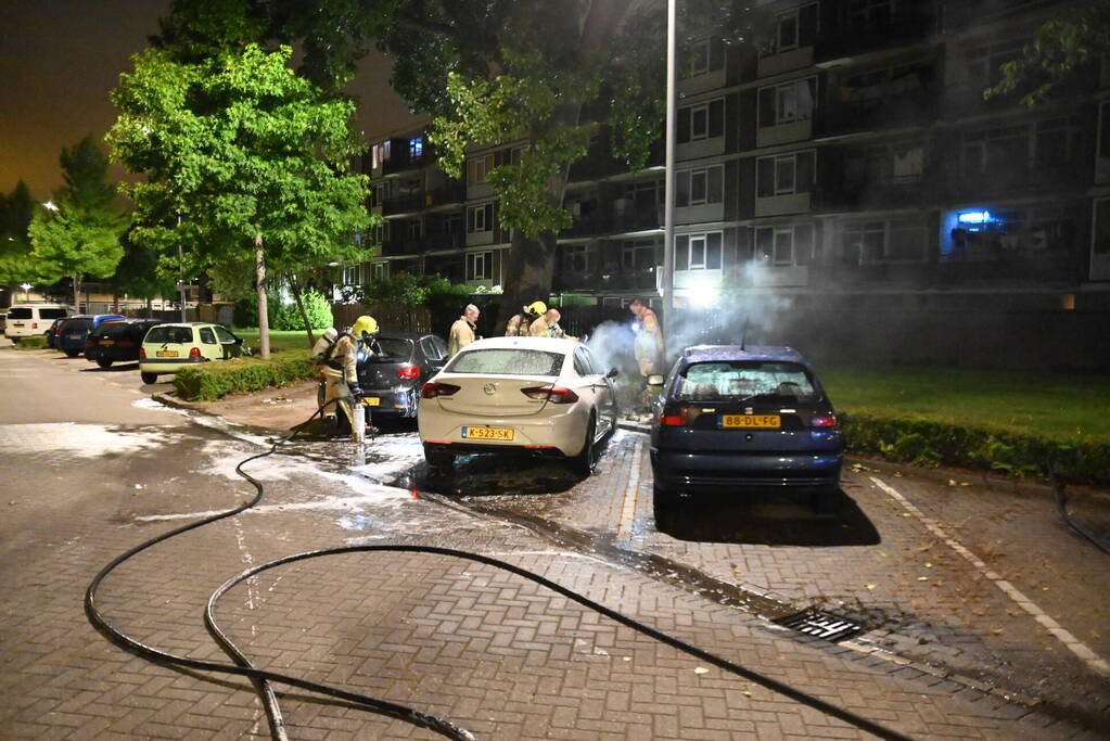 Autobrand op parkeerplaats bij metrostation