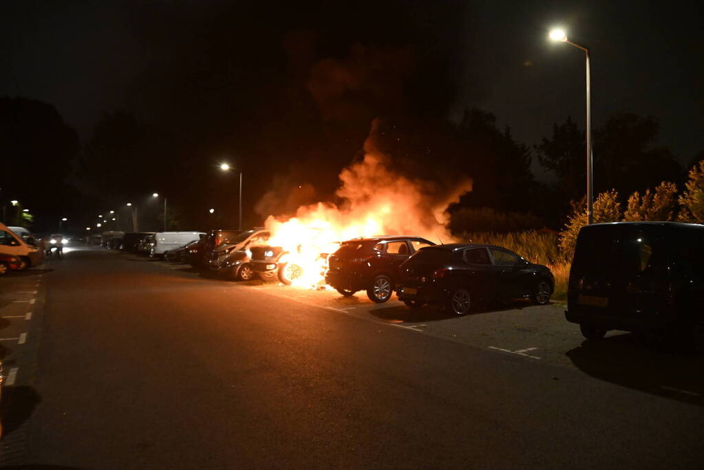Auto's uitgebrand op parkeerplaats volkstuinvereniging