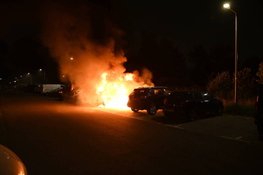 Auto's uitgebrand op parkeerplaats volkstuinvereniging
