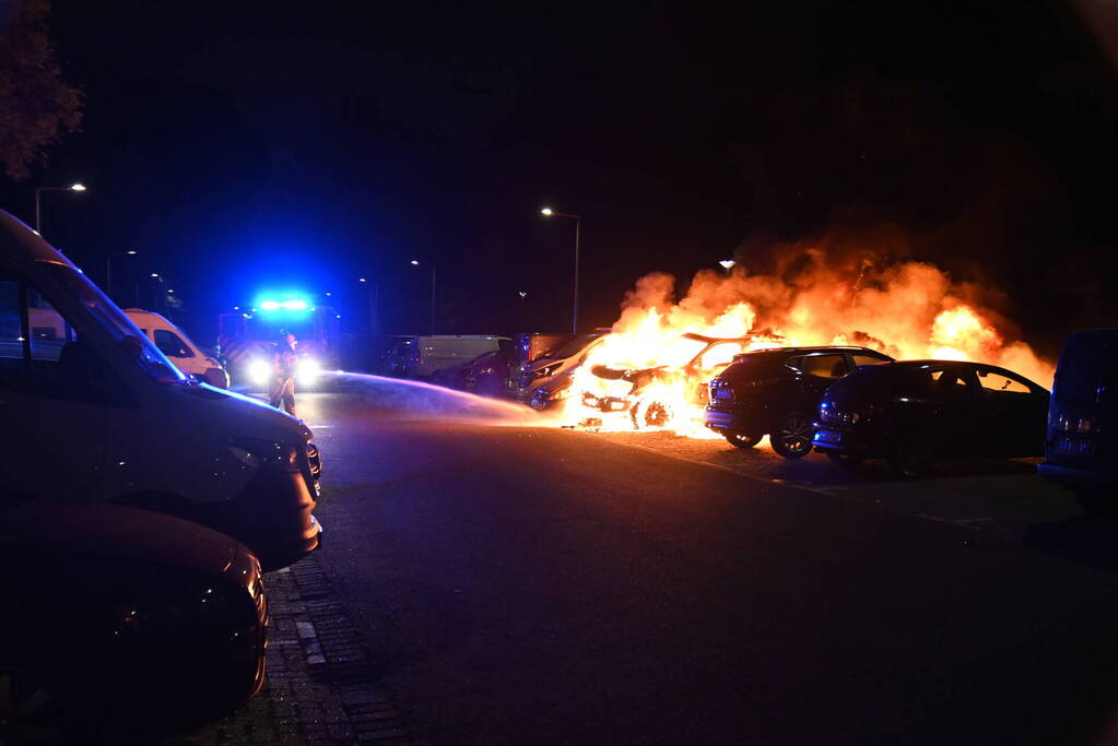 Auto's uitgebrand op parkeerplaats volkstuinvereniging