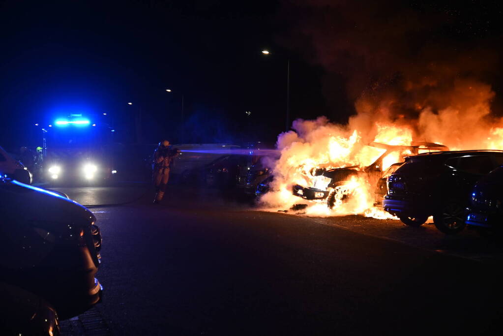 Auto's uitgebrand op parkeerplaats volkstuinvereniging