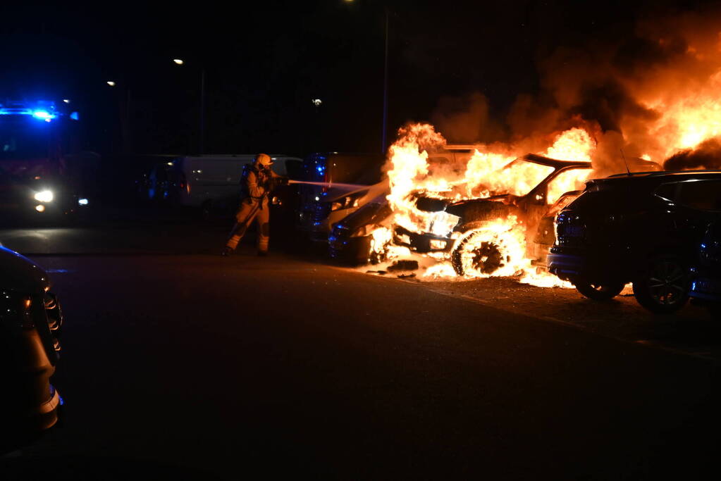 Auto's uitgebrand op parkeerplaats volkstuinvereniging
