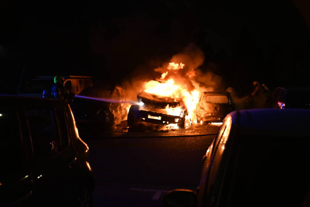 Auto's uitgebrand op parkeerplaats volkstuinvereniging