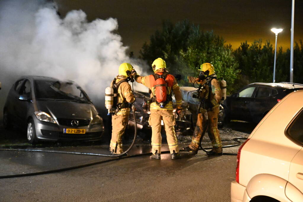 Auto's uitgebrand op parkeerplaats volkstuinvereniging