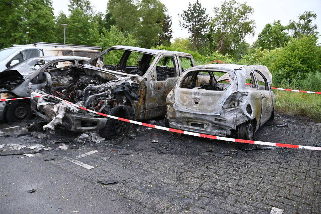 Auto's uitgebrand op parkeerplaats volkstuinvereniging