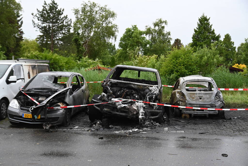 Auto's uitgebrand op parkeerplaats volkstuinvereniging