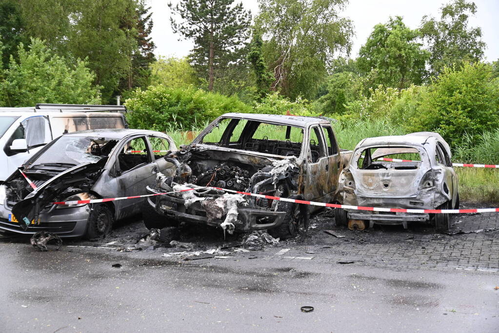 Auto's uitgebrand op parkeerplaats volkstuinvereniging