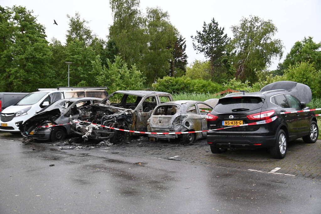 Auto's uitgebrand op parkeerplaats volkstuinvereniging
