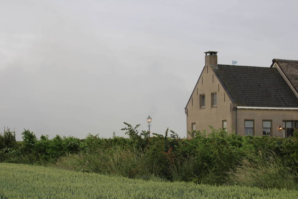 Forse rookontwikkeling bij uitslaande brand op boerderij